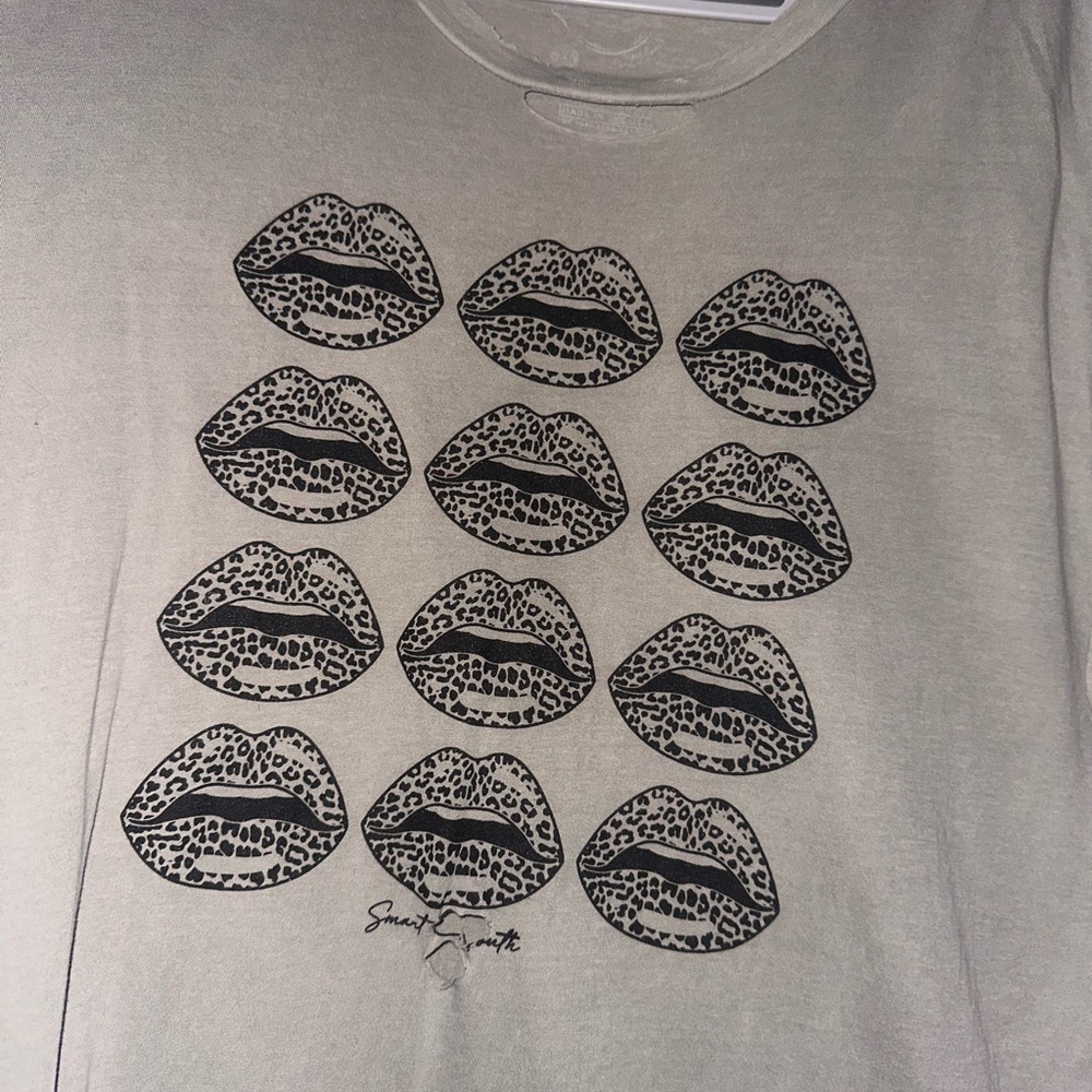 SMART MOUTH 👄 Distressed Tee - Picture 8 of 9